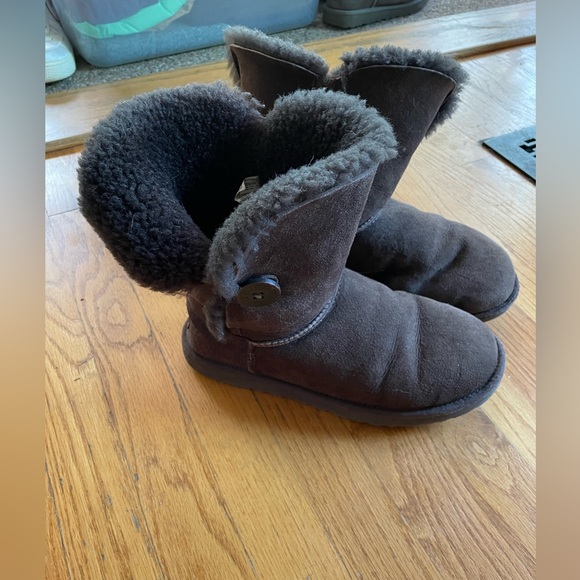 Dark Brown Bailey Uggs - size 9 - Picture 3 of 6